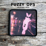 FUZZY OPS Poppin’ Buddies モラールパッチ 02 夜の街で車にもたれるバニー