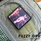 FUZZY OPS Poppin’ Buddies モラールパッチ 02 夜の街で車にもたれるバニー バッグへの装着例