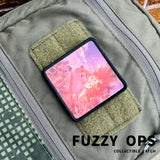 FUZZY OPS Poppin’ Buddies モラールパッチ 04 爆発を背景にしたアクションシーンのハムスター バッグへの装着例