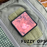 FUZZY OPS Poppin’ Buddies モラールパッチ 05 金色のチェーンと紙幣に囲まれたハムスター バッグへの装着例